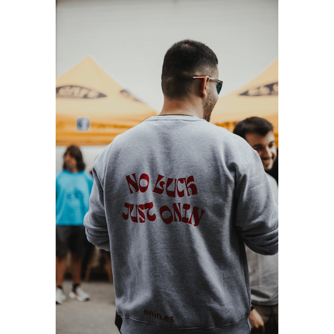 Equipo ONIN con sudaderas mostrando presencia digital